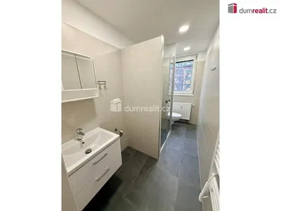 Badezimmer; fliesenboden, renoviert, tageslicht