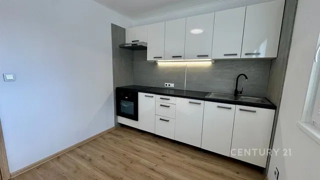 Cucina; elettrodomestici, ristrutturato, pavimento in legno, luce naturale