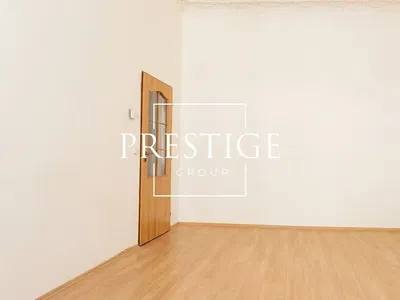 Kammer; holzboden, tageslicht