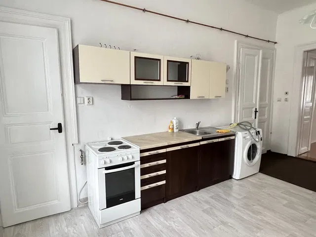 Keuken; keukenapparatuur, tegelvloer
