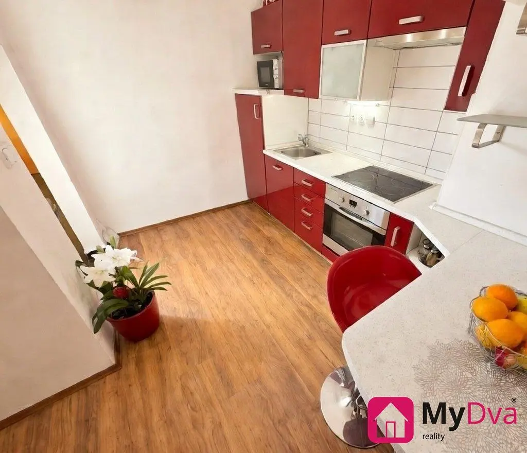 Küche; küchengeräte, holzboden, tageslicht, moderner stil