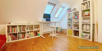 Kinderzimmer; holzboden, tageslicht
