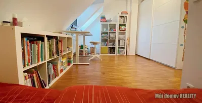Kinderzimmer; holzboden, tageslicht
