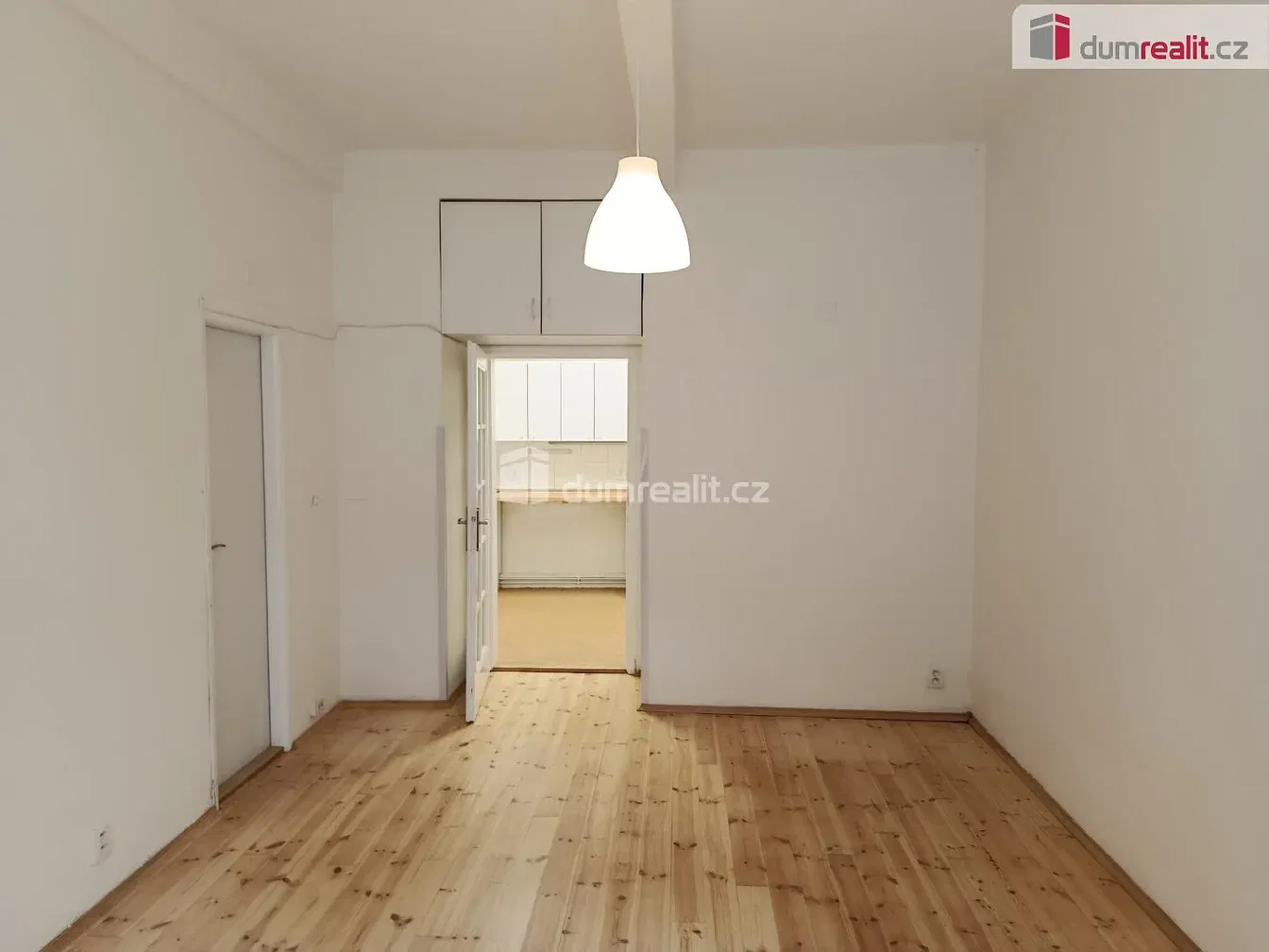 Schlafzimmer; holzboden, tageslicht