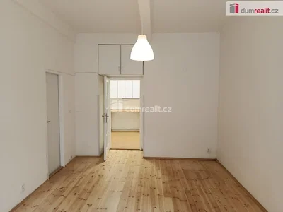 Schlafzimmer; holzboden, tageslicht