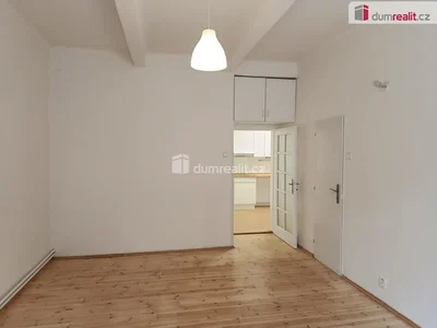 Wohnzimmer; holzboden, tageslicht