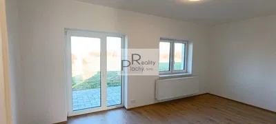 Obývačka; výhľad, drevená podlaha, prirodzené svetlo