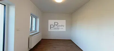 Spálňa; drevená podlaha, prirodzené svetlo, po rekonštrukcii