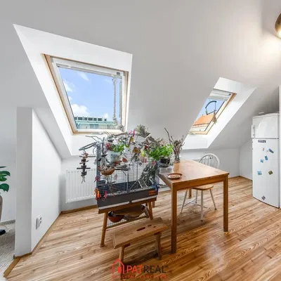 Kuhinja; pogled, drveni pod, prirodna svjetlost