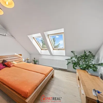 Spavaća soba; prirodna svjetlost, drveni pod