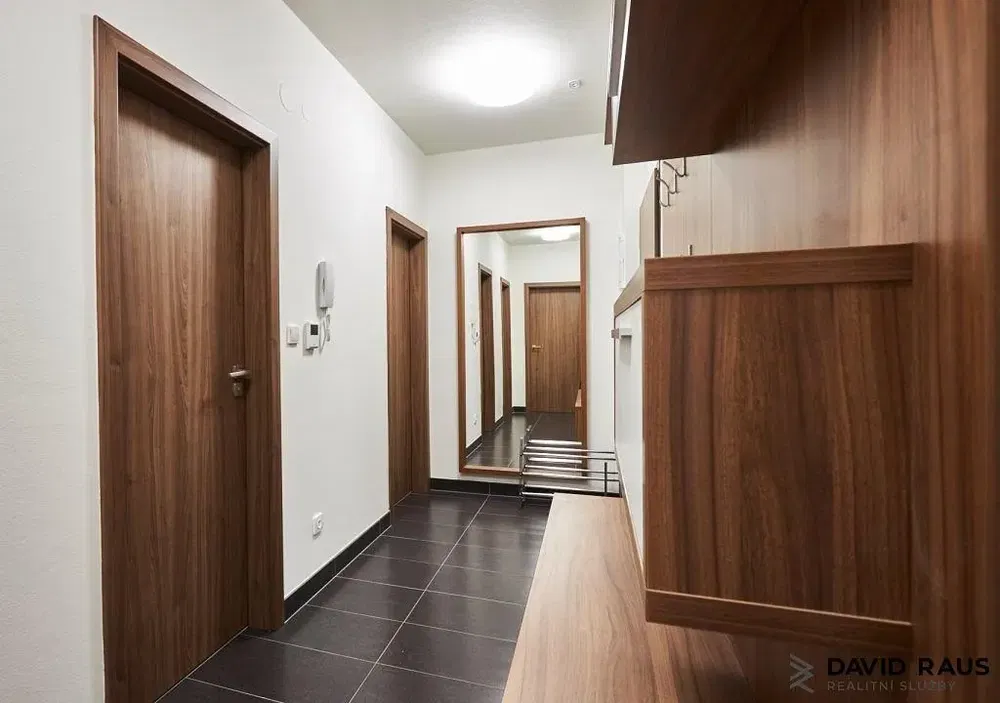 Guardaroba; pavimento in piastrelle