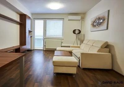 Soggiorno; pavimento in legno, luce naturale, stile moderno