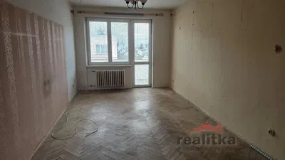 Dnevna soba; drveni pod, prirodno svjetlo, potrebna renovacija, pogled