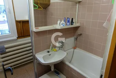 Badezimmer; fliesenboden, renovierungsbedürftig, tageslicht