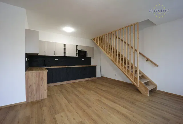Küche; holzboden, renoviert, tageslicht