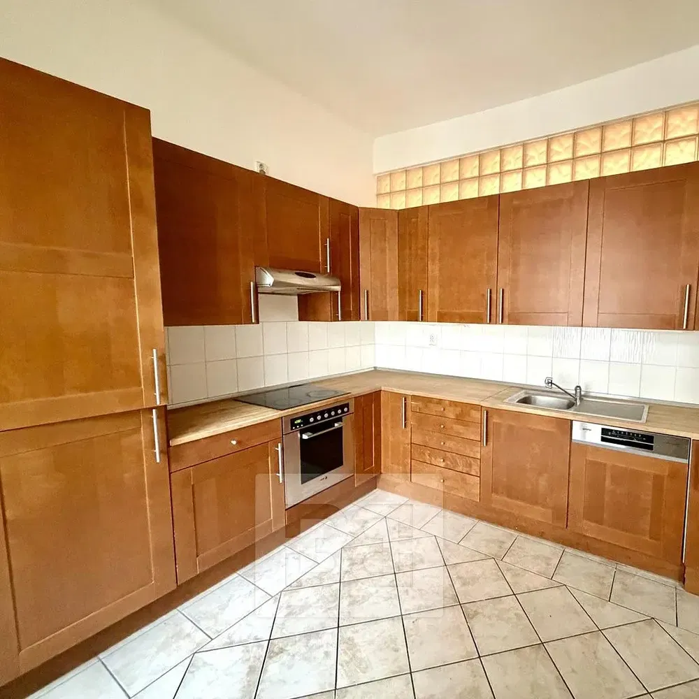 Küche; küchengeräte, fliesenboden, tageslicht, moderner stil