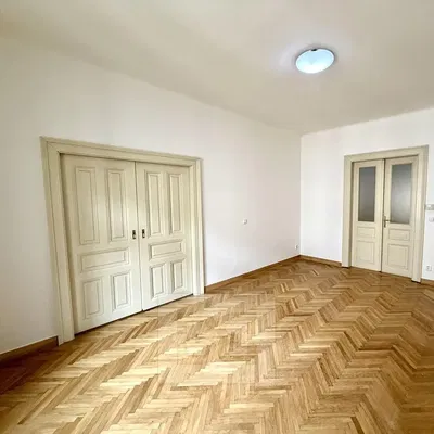 Schlafzimmer; holzboden, tageslicht
