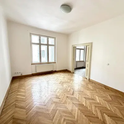 Schlafzimmer; holzboden, tageslicht