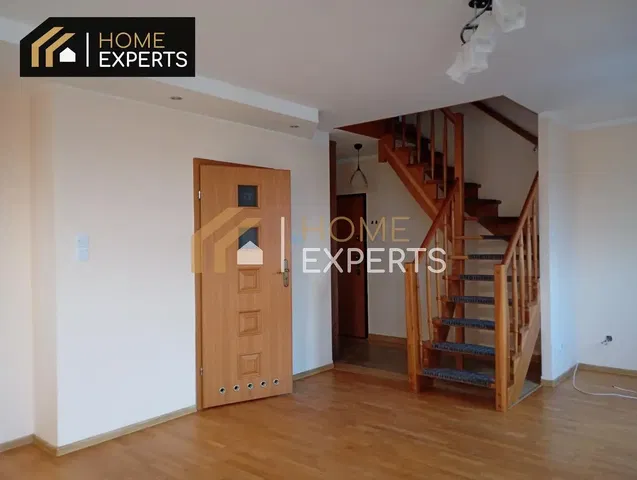 Salon; podłoga drewniana, światło dzienne