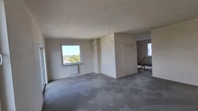 Oturma odası; doğal ışık, tadilat gerekiyor