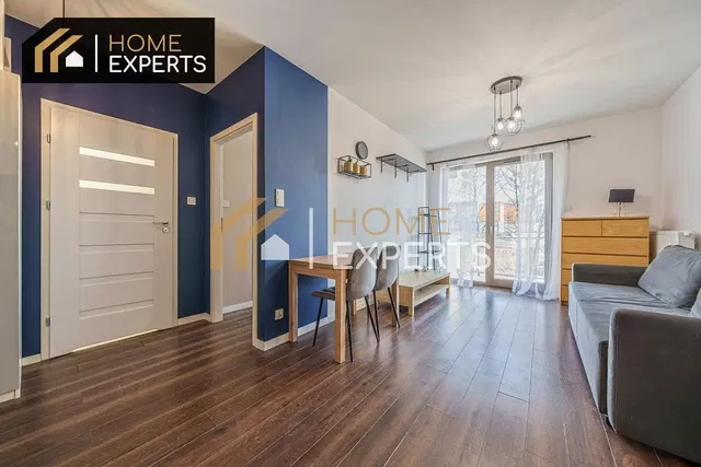 Salon; podłoga drewniana, światło dzienne, styl nowoczesny