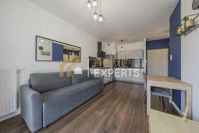 Oturma odası; modern stil, ahşap zemin, doğal ışık