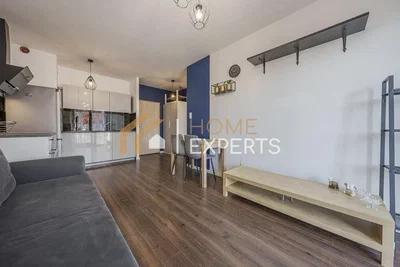 Oturma odası; ahşap zemin, doğal ışık, modern stil