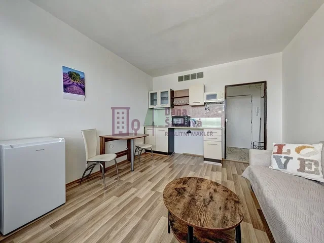 Woonkamer; houten vloer, natuurlijk licht