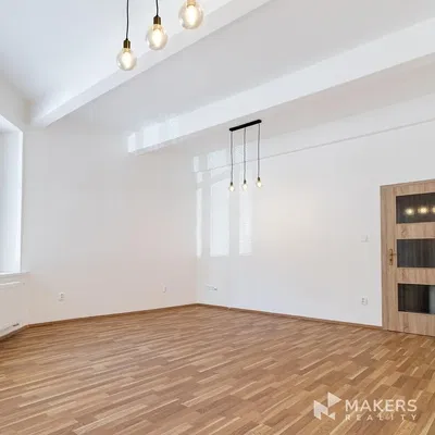 Wohnzimmer; holzboden, tageslicht, moderner stil