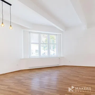 Schlafzimmer; holzboden, tageslicht