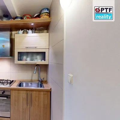 Mutfak; mutfak aletleri, fayans zemin, ahşap zemin