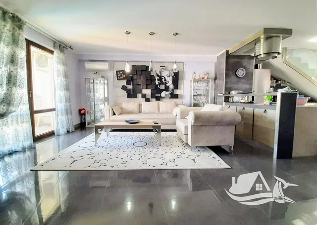 Дневна соба; плочице, природно светло, модерни стил