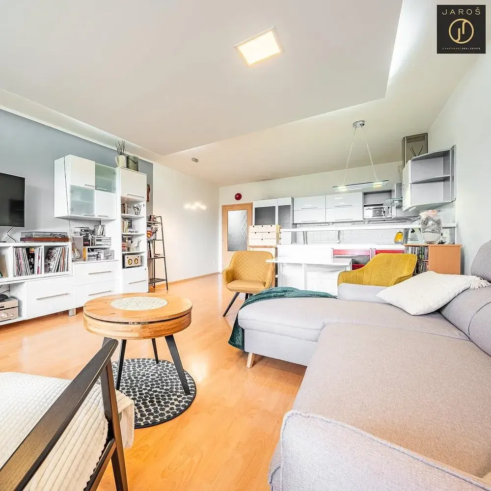 Woonkamer; moderne stijl, houten vloer, natuurlijk licht, keukenapparatuur