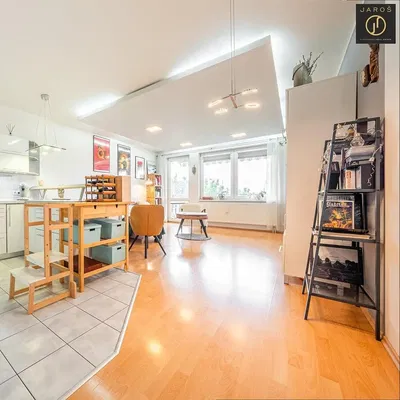 Woonkamer; natuurlijk licht, tegelvloer, houten vloer, moderne stijl