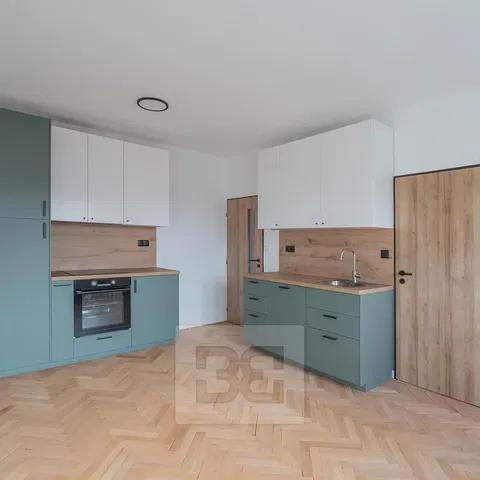 Küche; küchengeräte, holzboden, renoviert, tageslicht