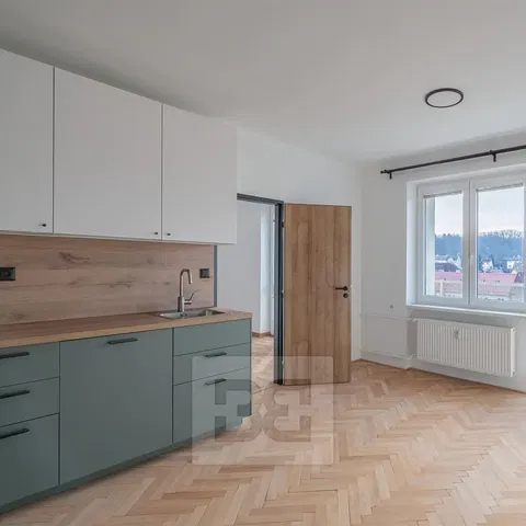Küche; blick, holzboden, renoviert, tageslicht