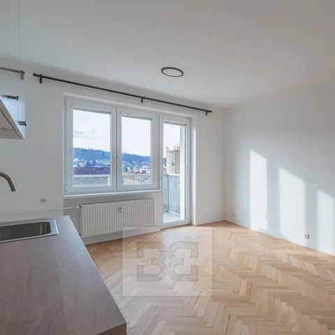 Keuken; uitzicht, houten vloer, natuurlijk licht