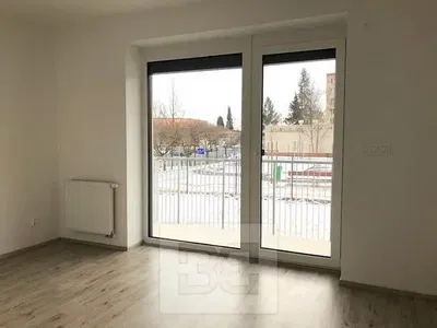 Soggiorno; vista, pavimento in legno, luce naturale