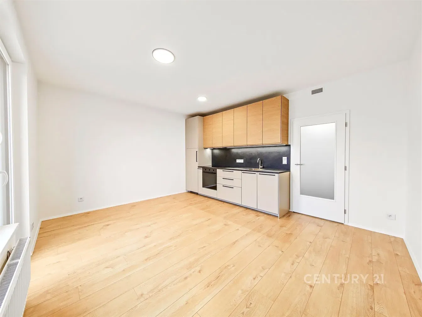 Küche; holzboden, renoviert, tageslicht