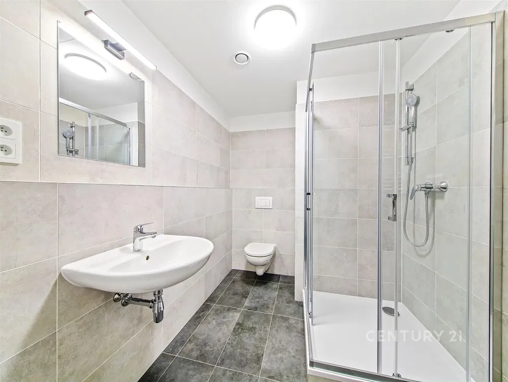 Badezimmer; fliesenboden, tageslicht, renoviert