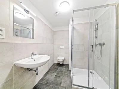 Badezimmer; fliesenboden, tageslicht, renoviert