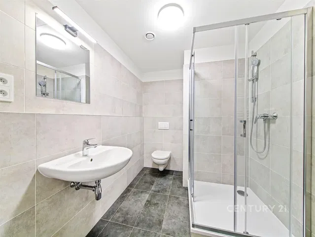 Badezimmer; fliesenboden, tageslicht, renoviert