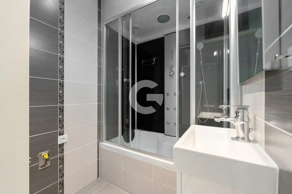 Banyo; fayans zemin, tadilatlı, doğal ışık, modern stil