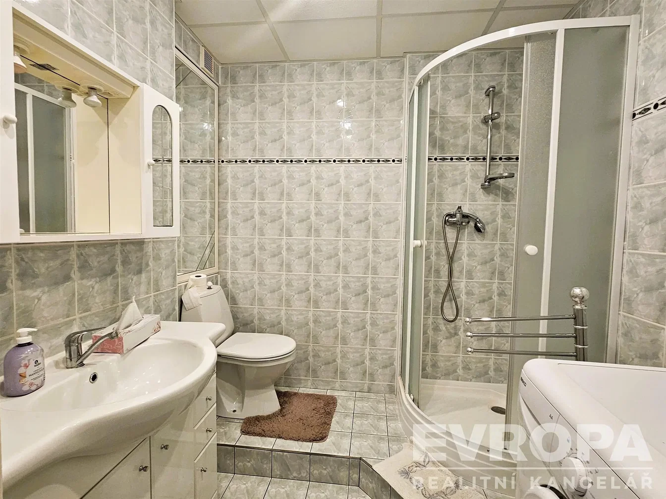 Casa de banho; chão de azulejo, renovado, luz natural, estilo moderno