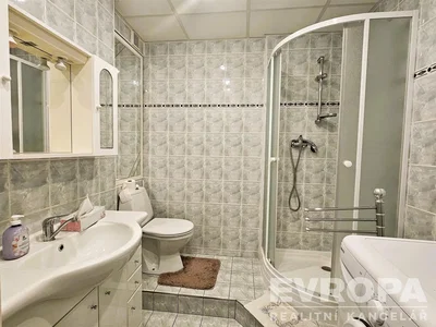 Casa de banho; chão de azulejo, renovado, luz natural, estilo moderno