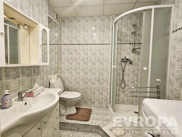 Kúpeľňa; dlažba, po rekonštrukcii, prirodzené svetlo, moderný štýl