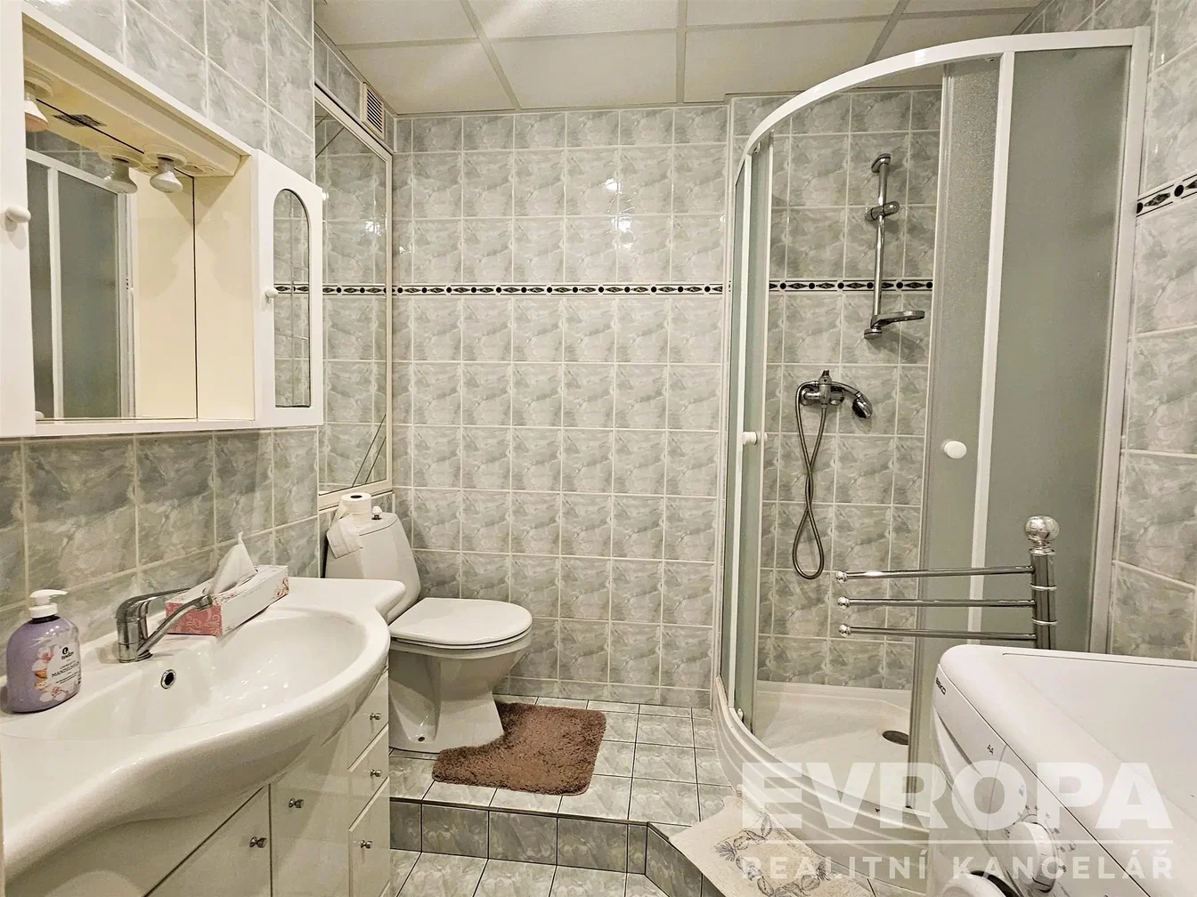 Badezimmer; fliesenboden, renoviert, tageslicht, moderner stil