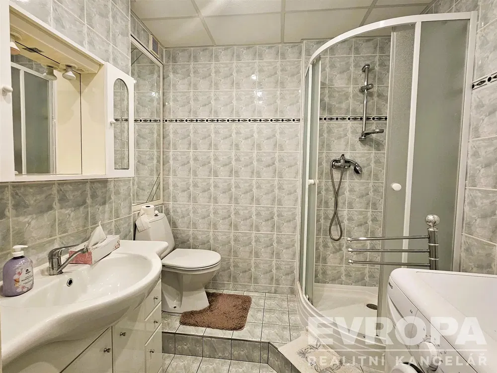 Badezimmer; fliesenboden, renoviert, tageslicht, moderner stil
