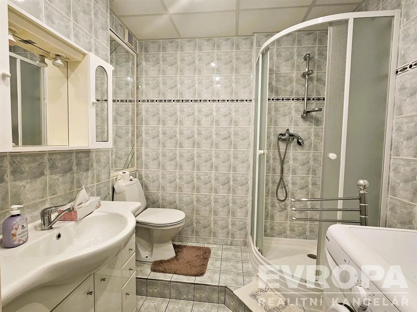 Badezimmer; fliesenboden, renoviert, tageslicht, moderner stil