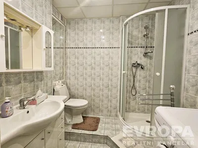 Badezimmer; fliesenboden, renoviert, tageslicht, moderner stil
